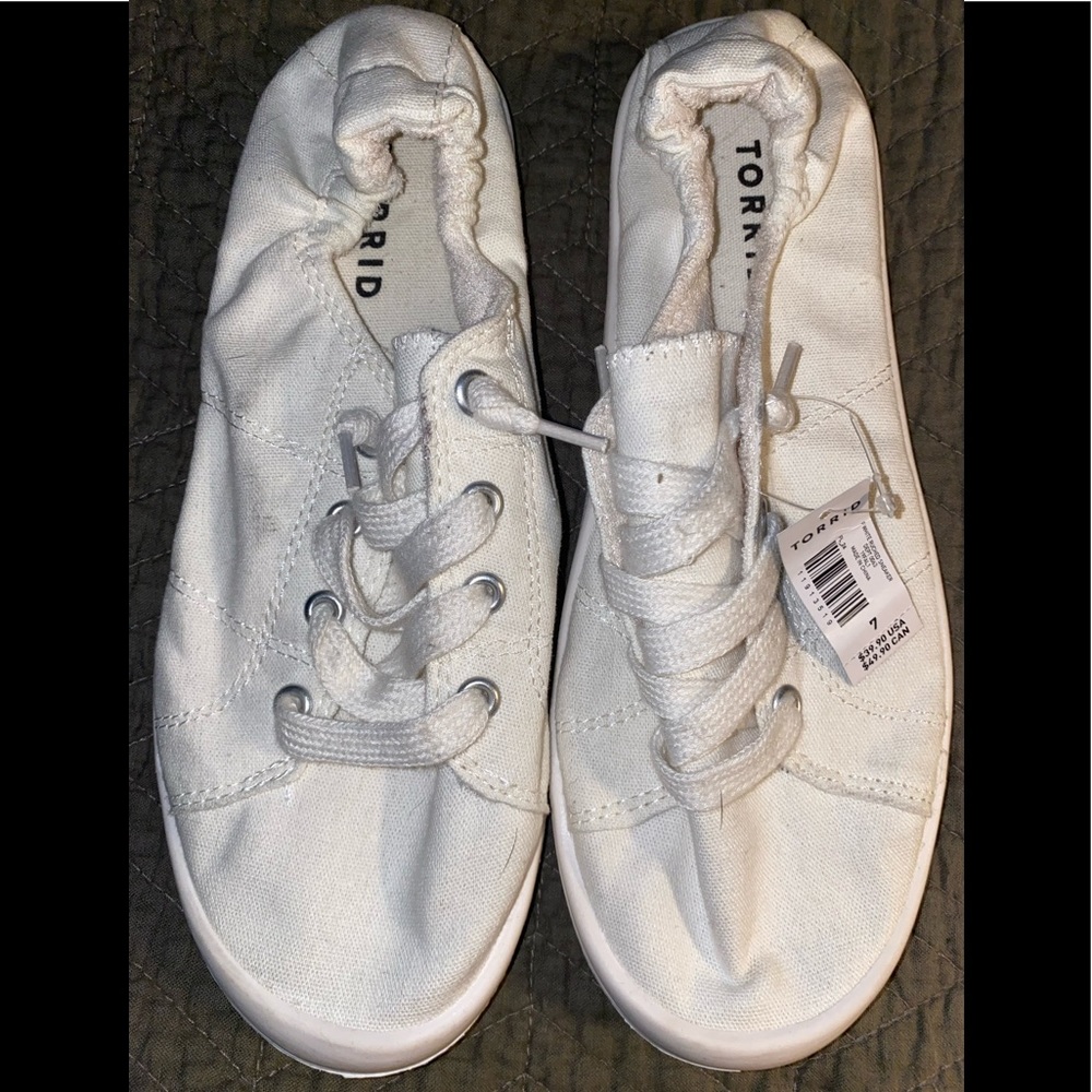 Torrid 7w white shoes